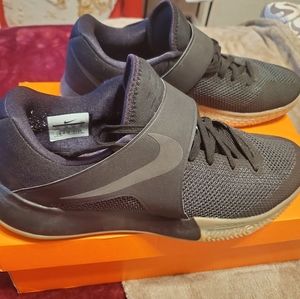 NIKE ZOOM LIVE SNEAKERS